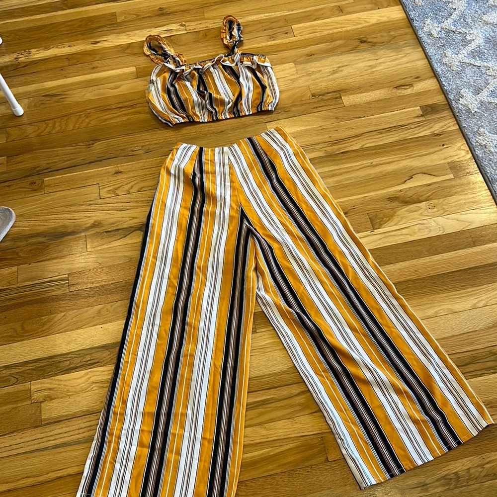 TWO PIECE STRIPPED SET CAPRI AND CROP